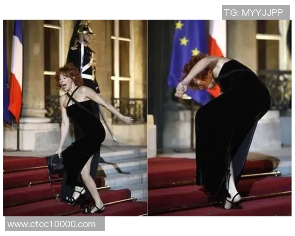 搞笑模仿足球明星摔倒瞬间引发全场爆笑的趣味视频合集