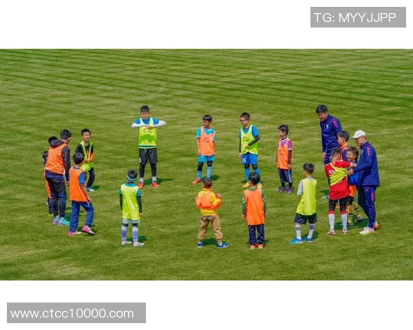 足球明星与球迷亲密互动的精彩瞬间与感人故事分享